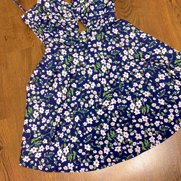 🌹 Floral Navy Blue Cutout Sundress 🌹 - Picture 10 of 13